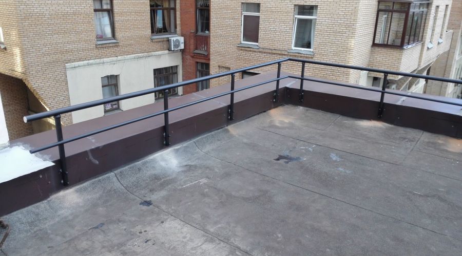 Ограждение кровли парапетное — важное условие безопасности на крыше