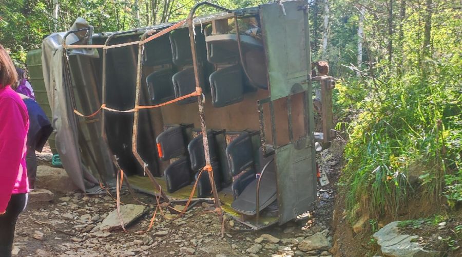 Алтайская прокуратура проводит проверку из-за аварии грузовика с ехавшими на экскурсию туристами