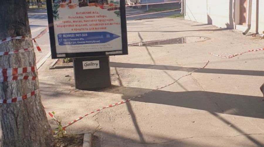 Огороженный участок, над которым обвалился фасад