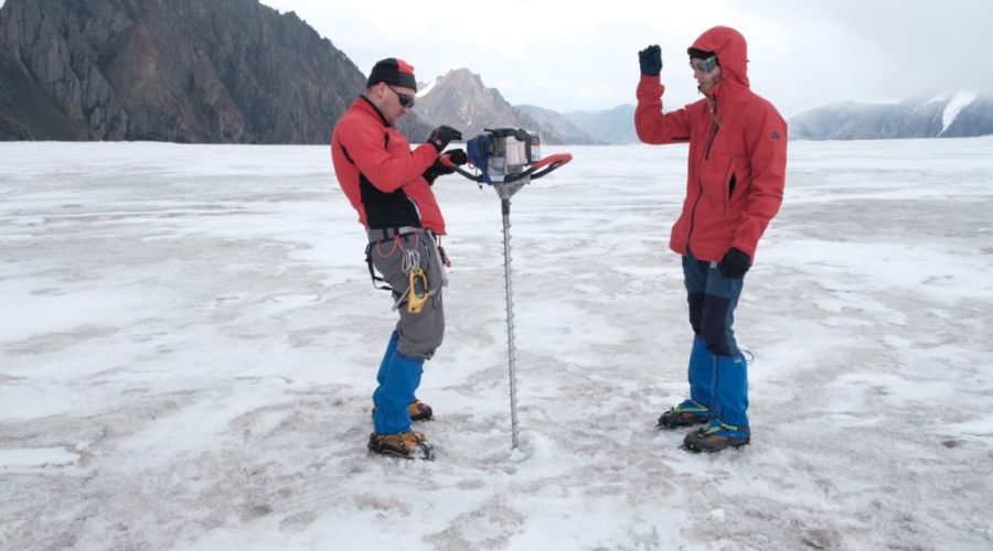 Буровые работы на леднике