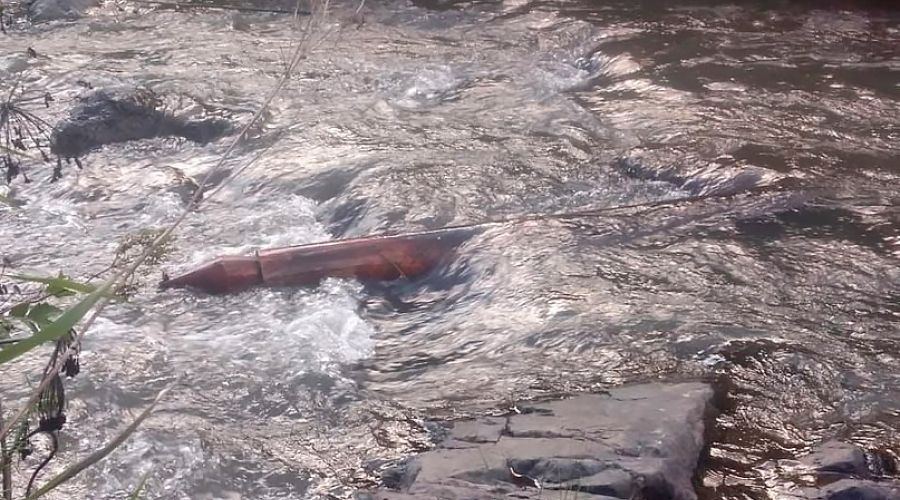 Один из столбов вандалы выбросили в реку