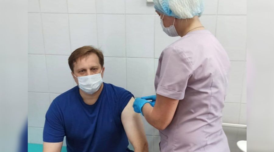 «Меня точно укололи»: глава алтайского Минздрава Дмитрий Попов поставил вторую дозу вакцины от ковида