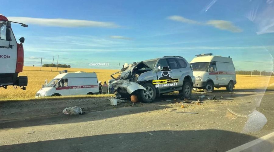 Один человек скончался и четверо пострадали в результате ДТП с двумя внедорожниками в Алтайском крае