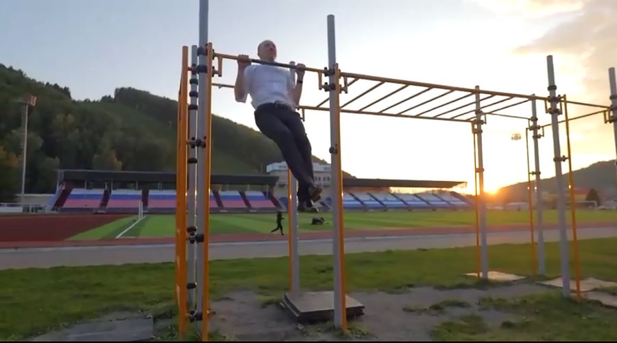Алтайский губернатор подтянулся на турнике 15 раз и позвал коллег-чиновников на спортивный флешмоб