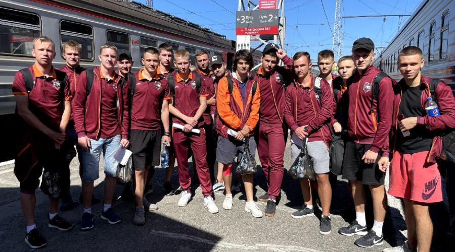 Футболисты «Темпа» перед отправлением в Омск