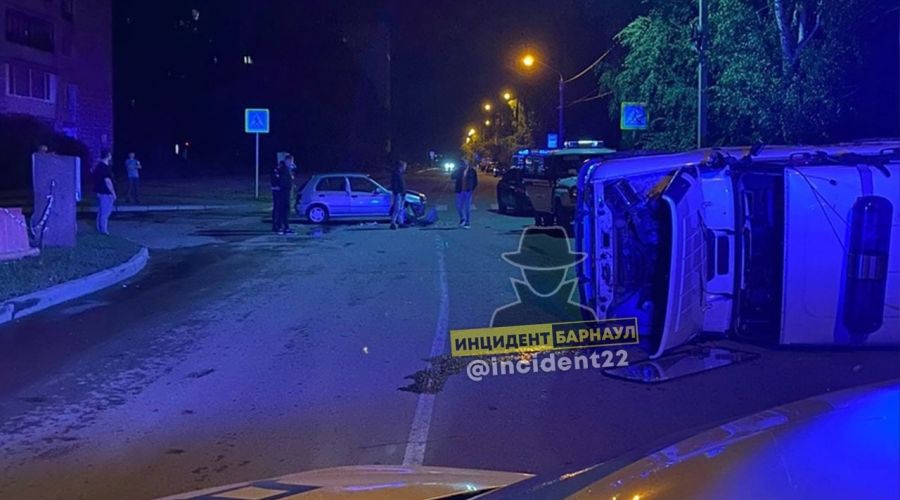 В Барнауле проводят проверку по факту ДТП с «прилегшим» на бок служебным автомобилем полиции