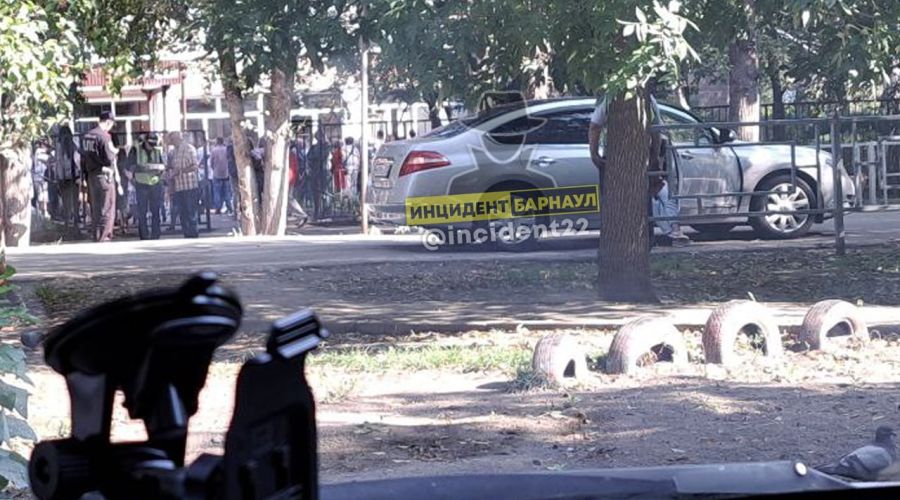 В Барнауле авто сбило на «зебре» шедшего на школьную линейку мужчину с ребенком