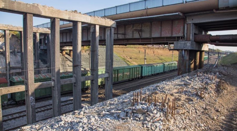 Подрядчик начал строить основания опор для моста на проспекте Ленина в Барнауле