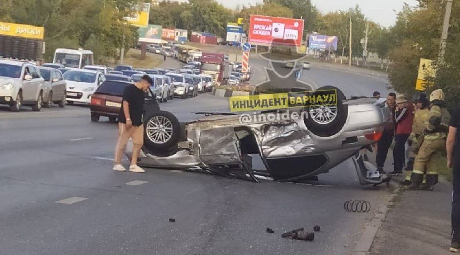 Очередной гонщик на BMW устроил «дерби» с четырьмя автомобилями на одном из перекрестков Барнаула