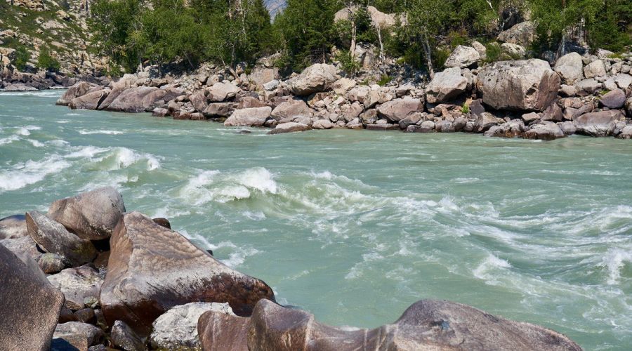 В Республике Алтай нашли тело свалившегося в Катунь туриста с Кузбасса