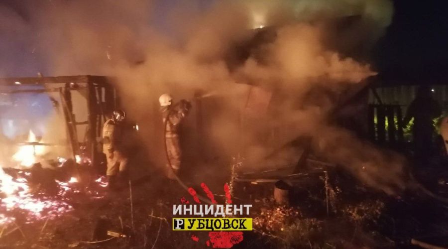 На пожаре в Рубцовске на выходных погибло двое человек и один получил травмы