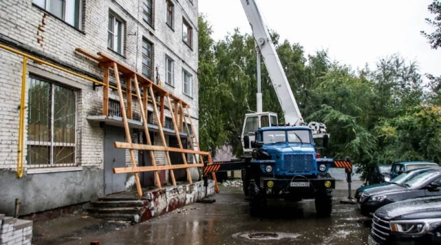 На подпорках: мэрия Барнаула решила продлить жизнь разрушающейся пятиэтажке на улице Новороссийской