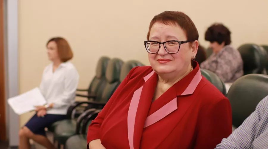 Губернатор наградил бывшую главу Бийска Лидию Громогласову медалью