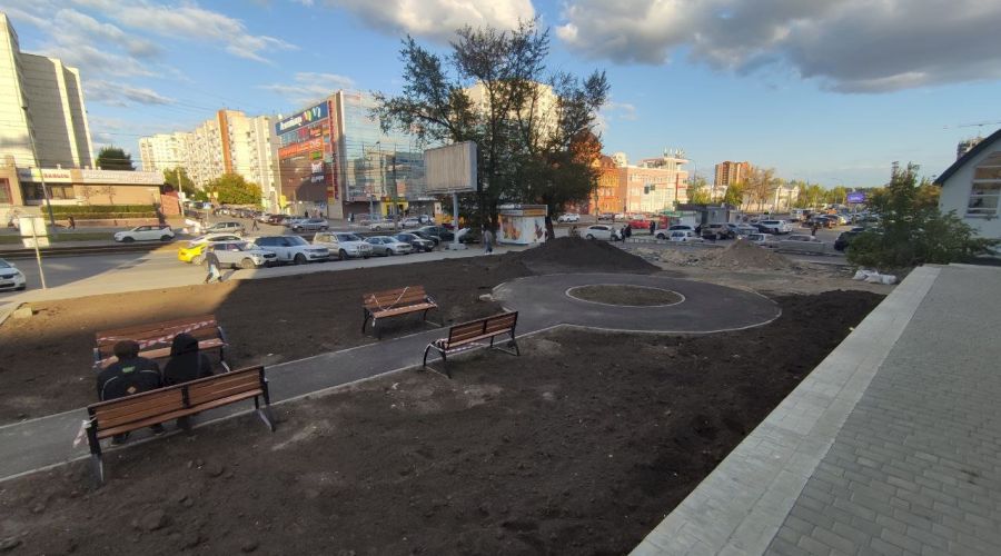 Обустройство скандального сквера на месте гигантского байка в Барнауле выходит на финишную прямую