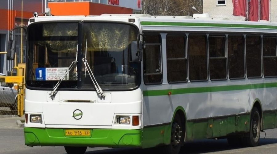 Сельди в шубах: мэрия Барнаула планирует до конца года обсудить с перевозчиками проблему переполненных автобусов
