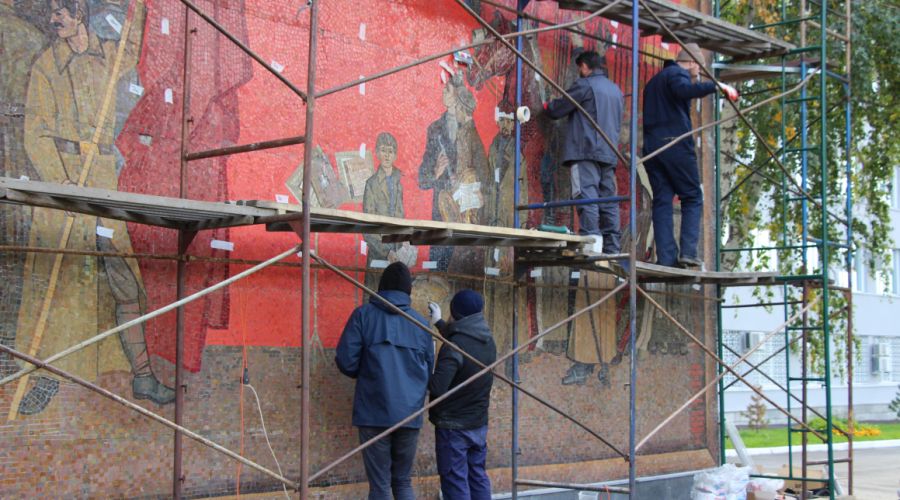 В Барнауле реставрируют мозаику «Знамя революции» на здании управления ФСБ