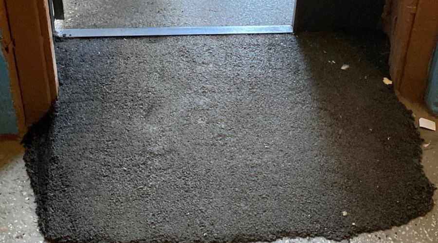 В Барнауле рабочие заасфальтировали пол в подъезде жилого дома