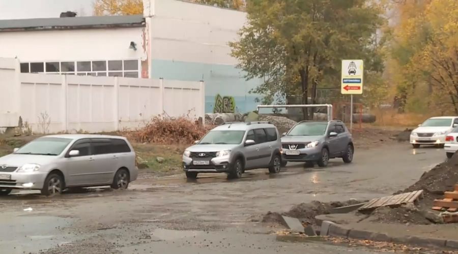 Дорожное движение в центре Бийска «притормозил» затянувшийся ремонт дороги после работ тепловиков