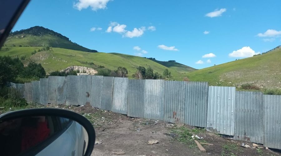 В Солонешенском районе «спрятали» за забором свалку после представления прокуратуры