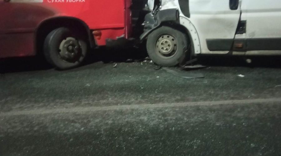 Семеро пассажиров пострадали при столкновении двух автобусов под Барнаулом