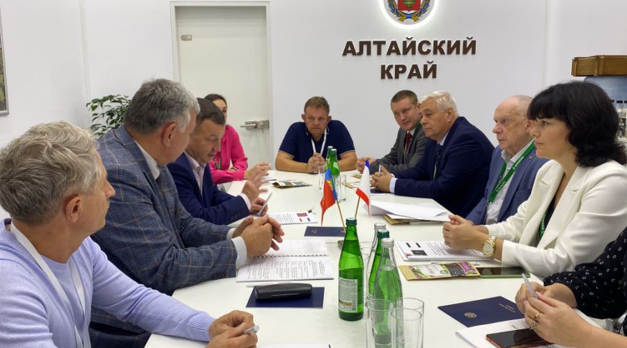 Алтайская делегация обсудила поставки плодов и ягод из Крыма в обмен на научный потенциал и крупы