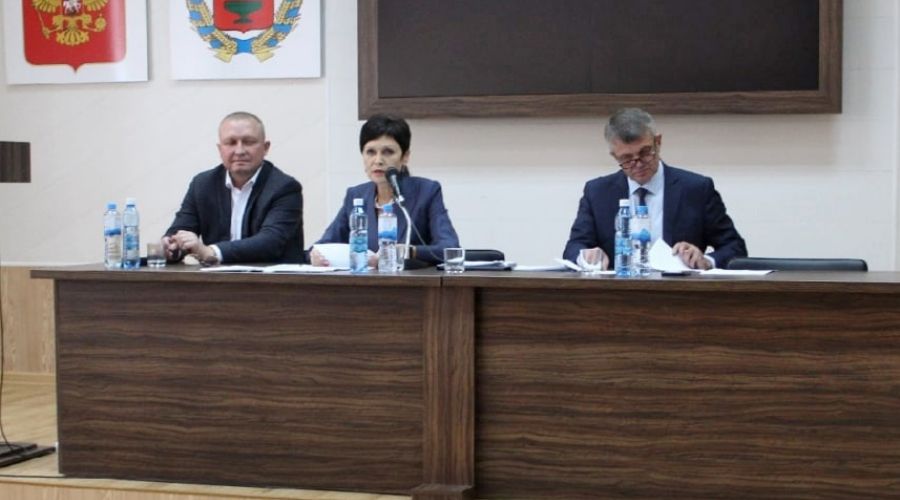 И.о. главы Павловского района Владимир Юдаков, избранная председатель райсобрания Ольга Попова, ее заместитель Олег Агеев (слева направо)