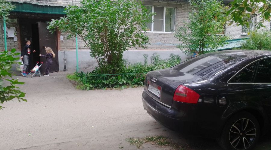 Администрация Железнодорожного района Барнаула дала водителям «индульгенцию» для парковки на газонах?