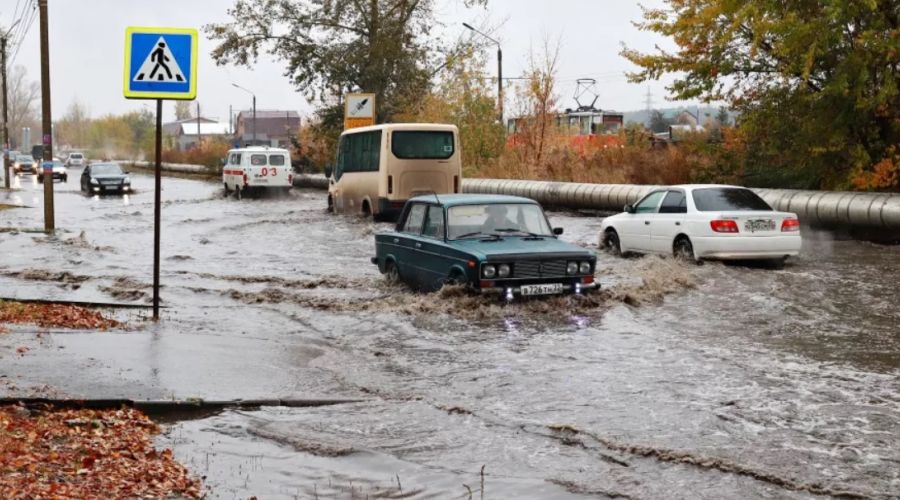 В Бийске автомобилям приходится «переплывать» затопленные после дождей улицы
