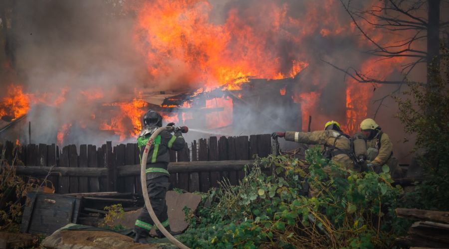 В Барнауле ликвидируют серьезный пожар в частном доме
