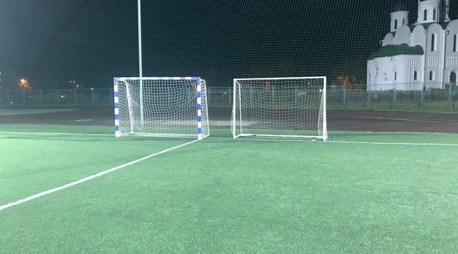 На барнаульском стадионе «Лабиринт» незакрепленные футбольные ворота упали на девятилетнего мальчика