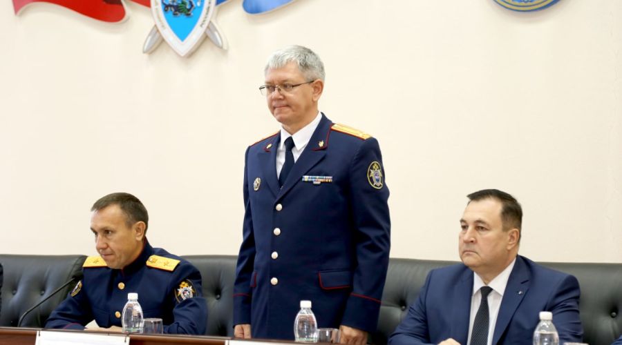 Виталий Батищев (в центре)