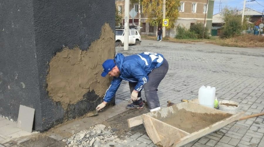 Каменские единороссы отремонтировали памятник Ленину в центре города