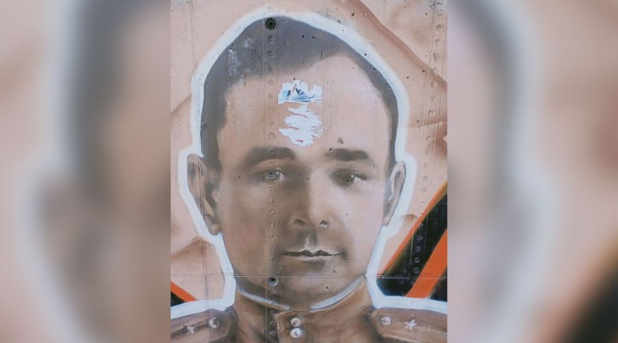 В Бийске рекламные объявления наклеили на граффити с портретом ветерана Великой Отечественной войны