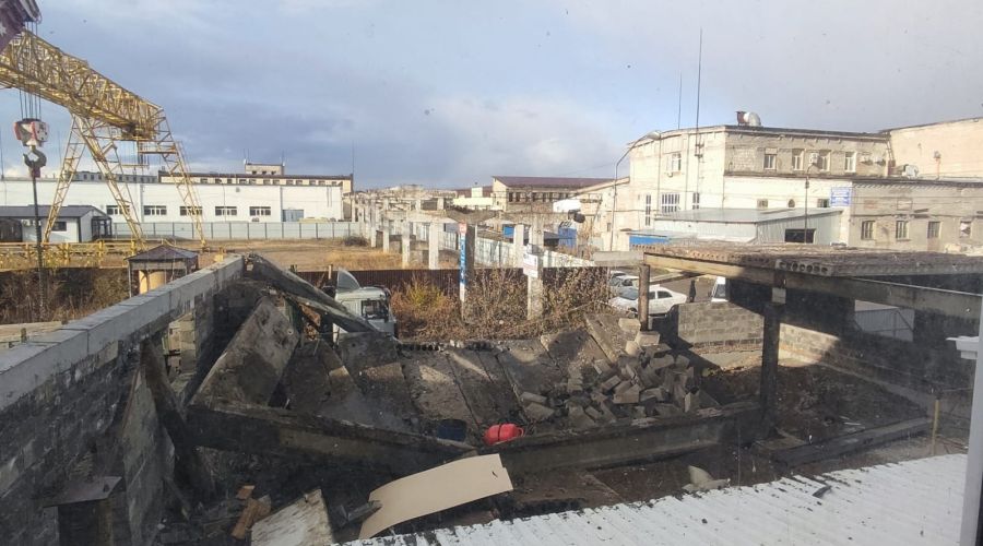 Двое человек погибли при обрушении плит строящегося здания в Барнауле (обновлено)