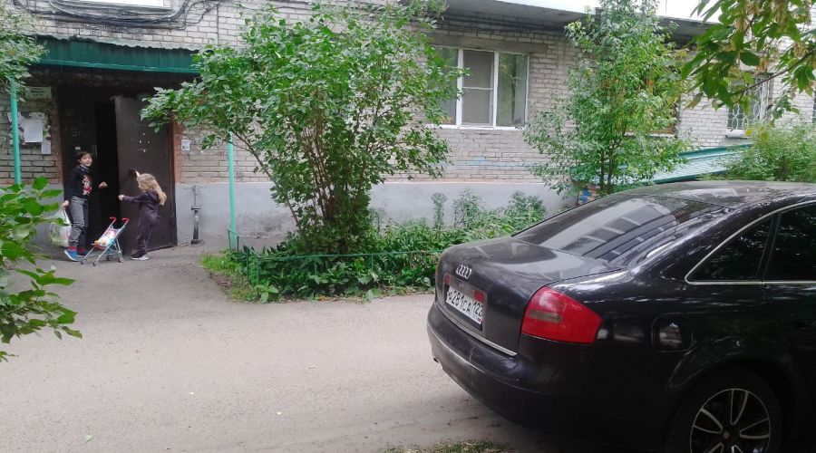 Паркуйся кто может: мэрия Барнаула подтвердила отсутствие наказания для любителей оставлять машины на газонах