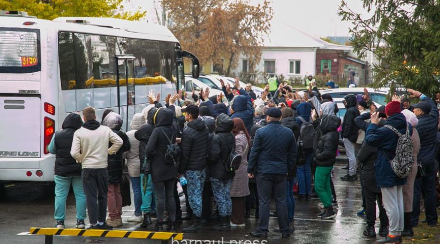В Алтайском крае продолжилась отправка мобилизованных граждан для прохождения военной подготовки