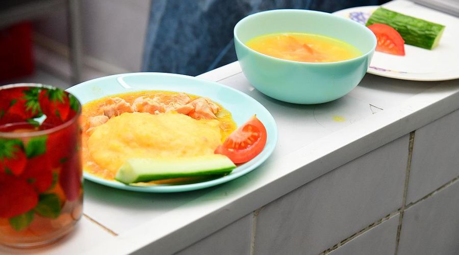 Мэрия Барнаула начнет проверять питание в детсадах на фоне скандала с гнилыми продуктами