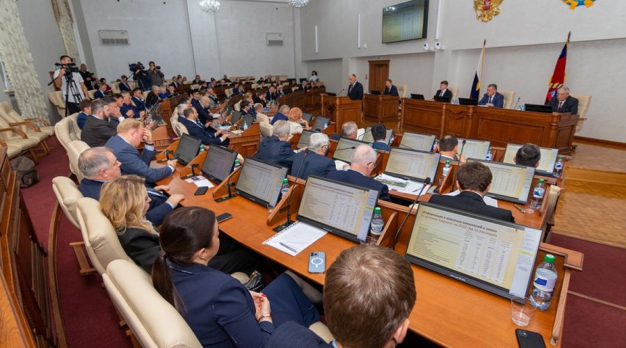 «Ядерные боеголовки в готовности»: бюджет «военного времени» расколол алтайских депутатов под гул аплодисментов