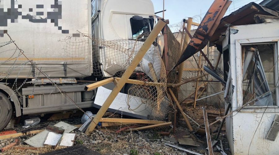 В Барнауле охранник шинного завода погиб в результате ДТП с большегрузом