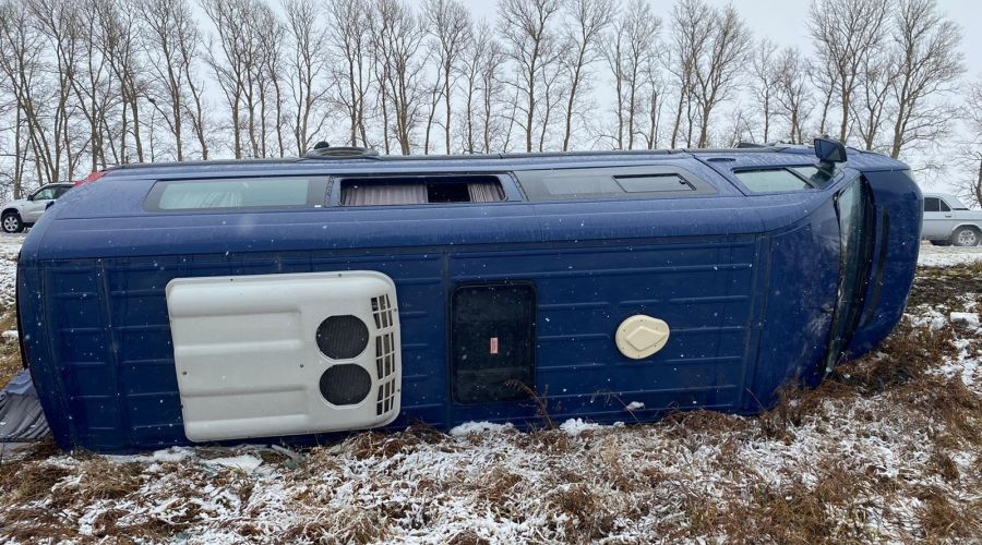 Рейсовый автобус «Благовещенка – Барнаул» слетел с трассы на фоне сообщений о гололеде
