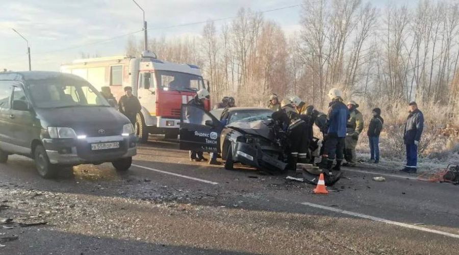 На въезде в Бийск лоб в лоб столкнулись две машины такси