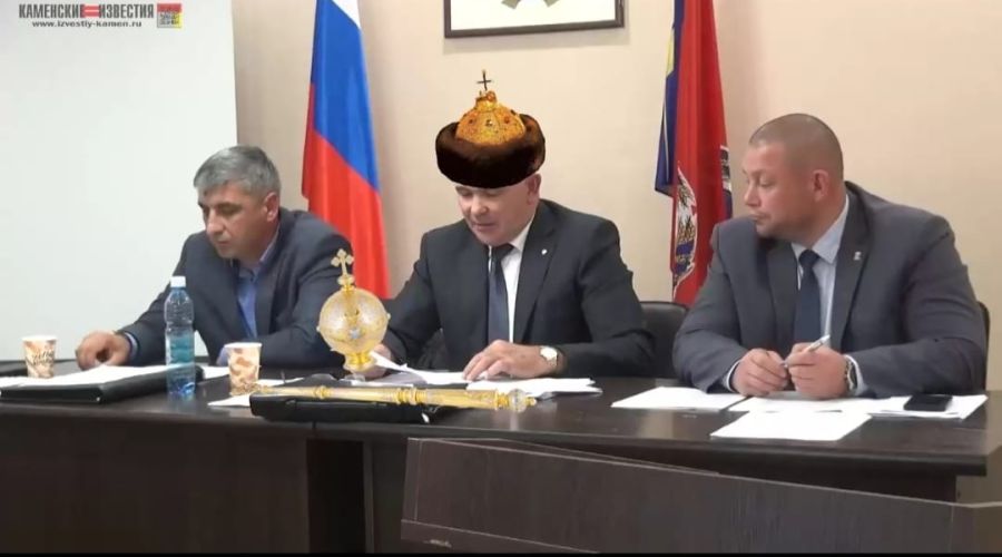 «А где царь?»: полиция ищет авторов ироничного видео с председателем горсовета Камня-на-Оби