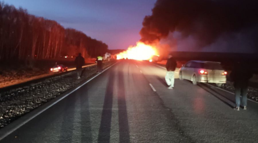 Стали известны подробности гибели женщины в столкновении двух грузовиков на алтайской трассе