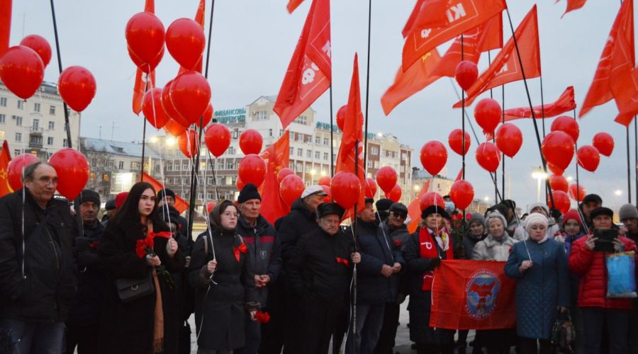 Коммунисты всех мастей отпраздновали в Барнауле годовщину Октябрьской революции