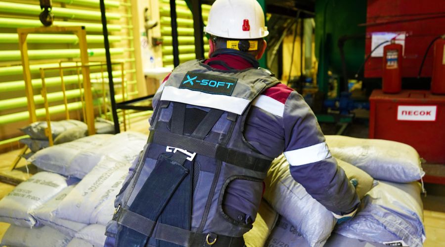 Алтайские промышленники похвастались экзоскелетом для грузчика