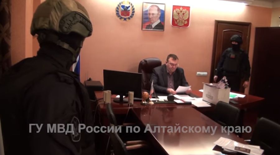 Подозреваемый обошелся без посадки: стражам порядка не удалось добиться ареста замглавы алтайского Минприроды