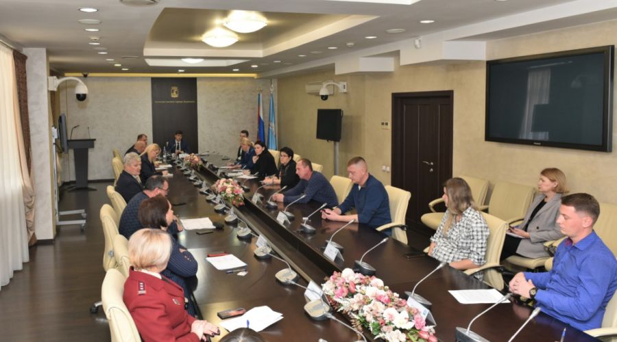 В мэрии Барнаула обсудили судьбу проблемных строек после начала проверок следкома и прокуратуры