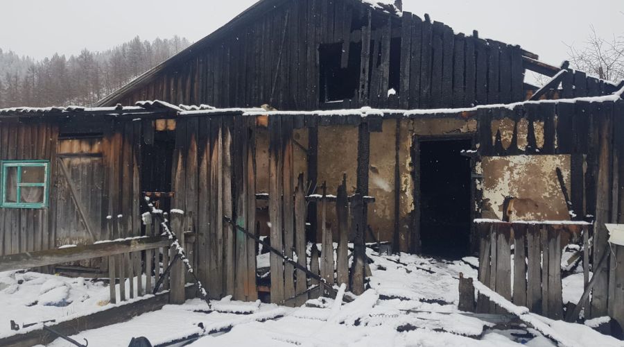 На Алтае ревнивец убил сожительницу с другим мужчиной и попытался сжечь тела вместе с домом