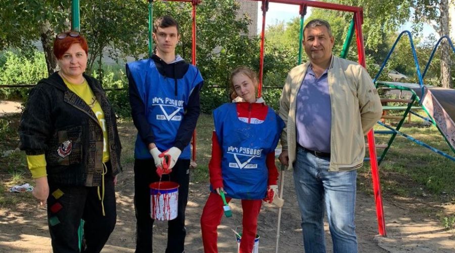 Фото с одного из «волонтерских» визитов кандидатов Андрея Саблина и Юлии Ильичевой