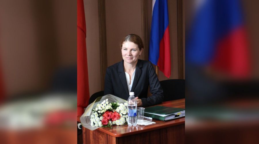 «Парашют» упаковали к пенсии: в Зональном районе депутаты после «подготовки» сменили главу муниципалитета